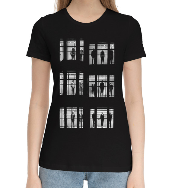 Женская хлопковая футболка с изображением Чужие окна цвета Черный